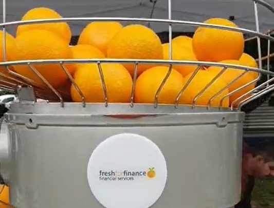 Orangensaft pressen für den guten Zweck