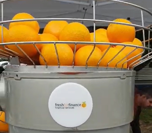 Orangensaft pressen für den guten Zweck